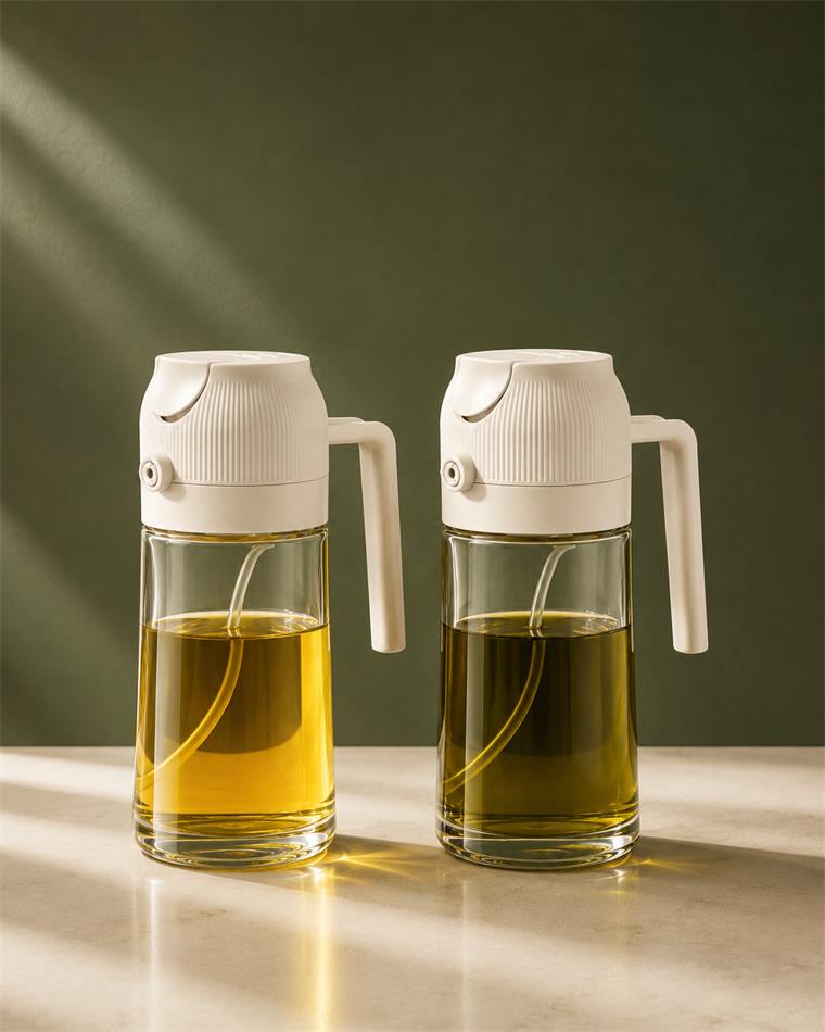 Dos dispensadores TUKU, uno con aceite de girasol y otro con aceite de oliva.